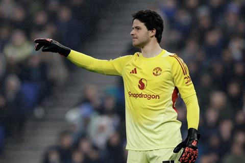 Khoảnh khắc Senne Lammens khiến fan MU hú vía